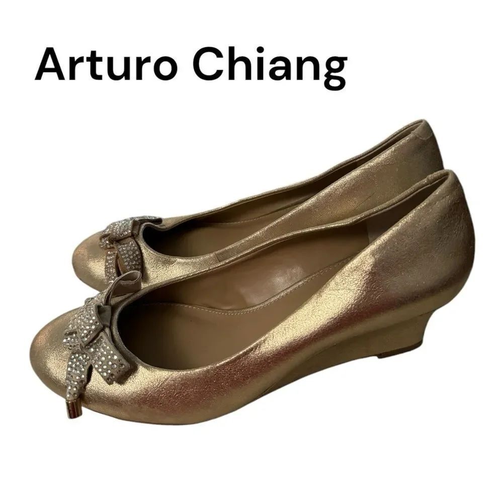 Arturo Chiang Women's Anibella Metallic Gold Rhinestone Bow Shoes Wedges 8.5